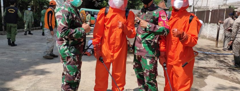 Mahasiswa Widyatama Melakukan Penyemprotan Disinfektan Di Bandung