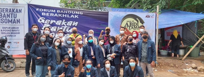Mahasiswa Widyatama Bagikan Nasi Kotak Untuk Warga Isoman Di Kota Bandung