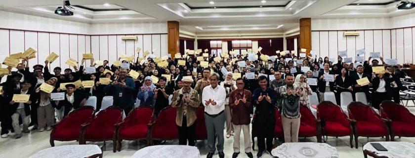 Simbolis Penyerahan Beasiswa Semester Ganjil Tahun Akademik 2024/2025